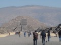 Calzade de los Muertos an deren Ende die "Pirámide de la Luna" steht