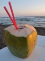 Coco Loco: noch so en Hammer-Cocktail für kleines Geld: unbedingt bei der Zubereitung zuschauen, damit die versprochen große Alk-Menge in der Kokosnuß landet!