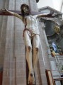 Lebensgroß am Kreuz, gegeißelt...