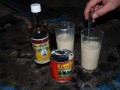 Belize: Sanfter Tourismus = trinken, was die Eingeheimischen trinken, In diesem Falle: exotic Rum mit gesüßter Kondensmilch. Sagen wir mal: interessant....