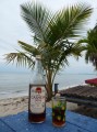 Cashew-Wein. Die bezahlbar Alternative zum sehr teuren normalen Wein in Belize. Hat Jahre gedauert, bis ich wieder den Namen sagen konnte, ohne daß mir schlecht wurde, nachdem ich in Thailand mit dem Teufelszeug mal GAAANZ schlimm abgestürzt bin. Hölle!