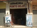 Waffengeschäft in Guatemala: irgendwo müssen ja all die Räuber und Massen von bewaffnenten Security-Typen einkaufen