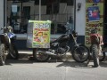 Guatemala: was den Motorrädchen an ccm fehlt, machen sie durch gigantische Top-Cases wett!