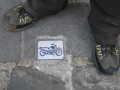 Häufig zu sehende Bordsteinmarkierung für Motorrad-Parkplätze in Antigua (Guatemala)