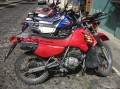 Suchbild: was ist an diesem Motorrad ungewöhnlich? Es wird serienmäßig mit Seitenständern auf BEIDEN Seiten ausgeliefert!
