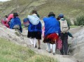 Der lange, tägliche Weg ins Dorf